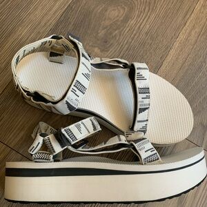 Teva Flatform Universal Sandal